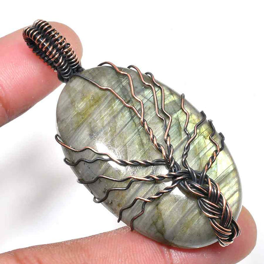 Aurora’s Gleam – Labradorite Copper Pendant
