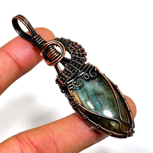 Nova’s Veil – Labradorite Copper Pendant