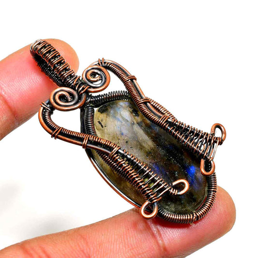 Aurora’s Shift – Labradorite Copper Pendant