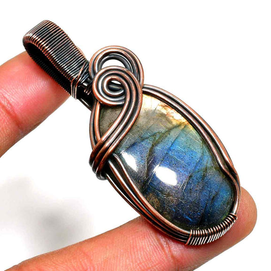 Astral Veil – Labradorite Copper Pendant