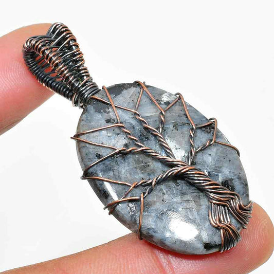 Aurora’s Gleam – Labradorite Copper Pendant