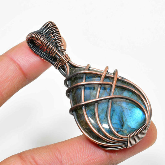 Aurora’s Glow – Labradorite Copper Pendant