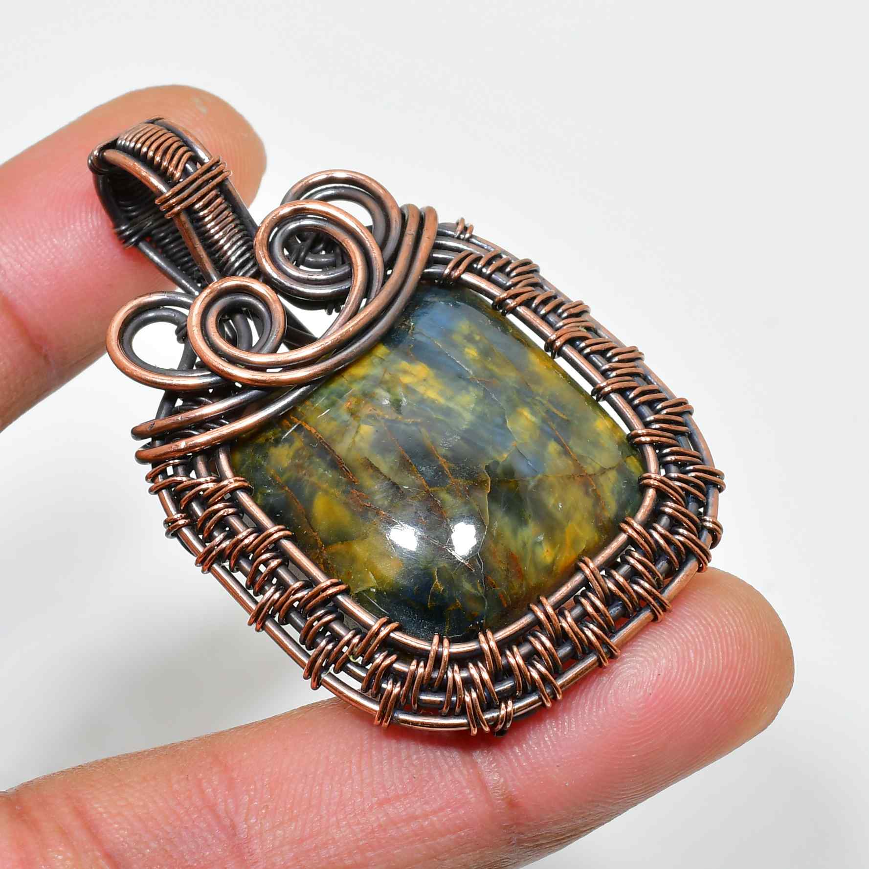 Radiant Harmony – Labradorite & Copper Pendant