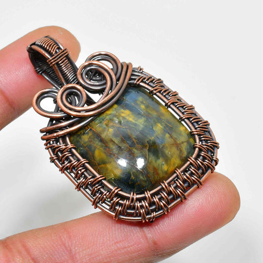 Radiant Harmony – Labradorite & Copper Pendant