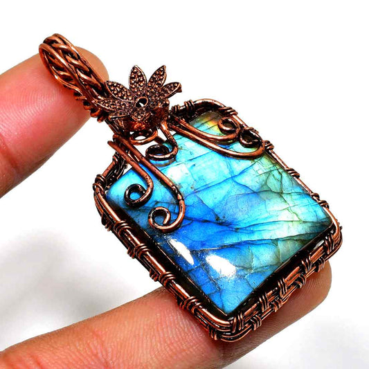 Selene’s Shimmer – Labradorite Copper Pendant