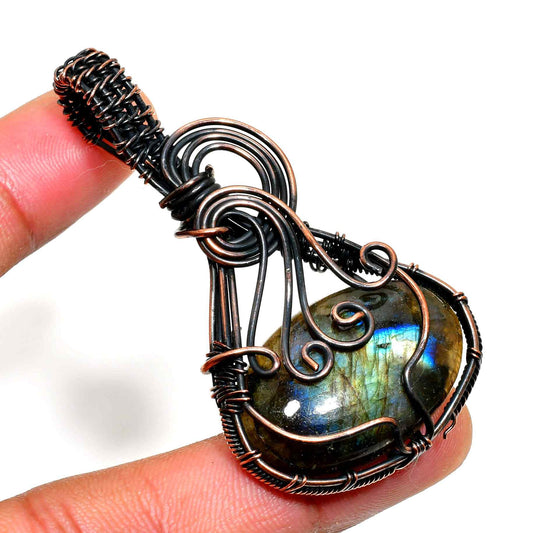 Aurora’s Embrace – Labradorite Copper Pendant
