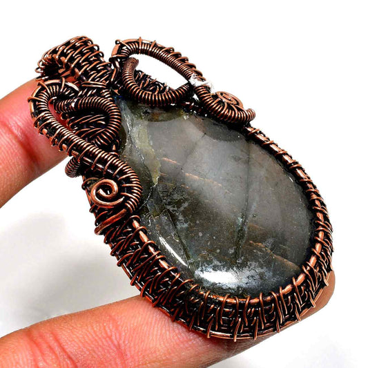 Luna’s Shimmer – Labradorite Copper Pendant