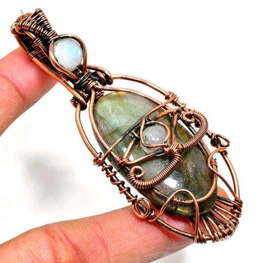 Aurora’s Embrace – Labradorite Copper Pendant