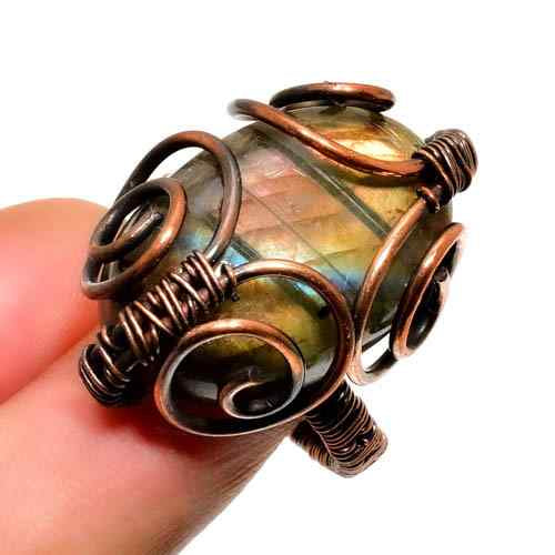 Elara’s Prism – Labradorite Copper Ring