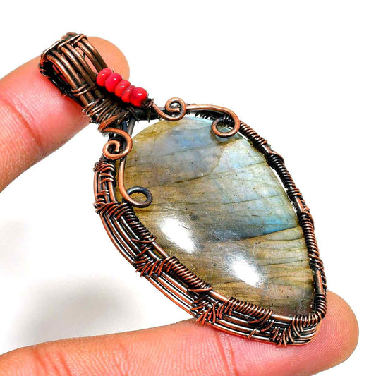 Selene’s Shard – Labradorite Copper Pendant