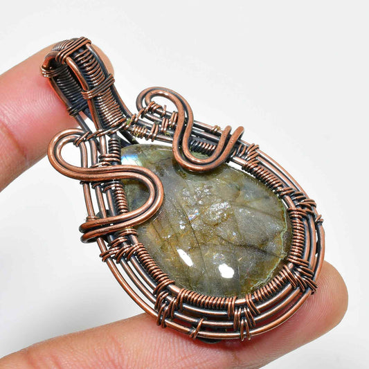 Aurora’s Gleam – Labradorite Copper Pendant