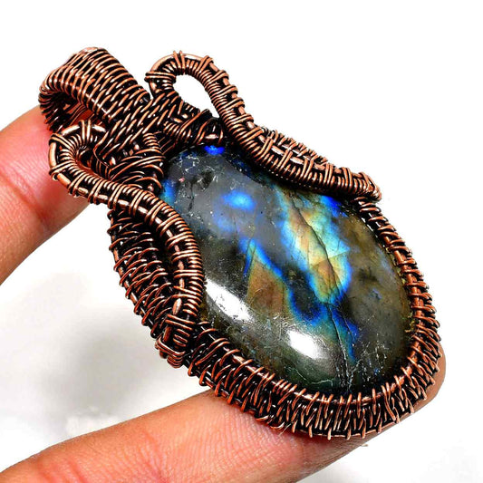 Aurora’s Embrace – Labradorite Copper Pendant