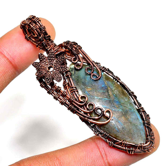 Lumina’s Embrace – Labradorite Copper Pendant