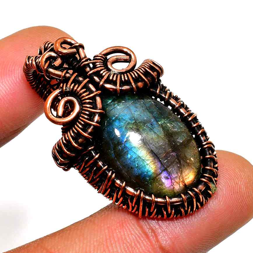 Aurora’s Embrace – Labradorite Copper Pendant