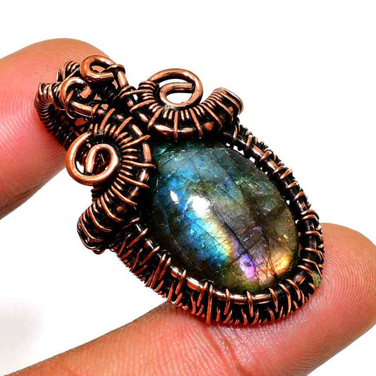 Aurora’s Embrace – Labradorite Copper Pendant