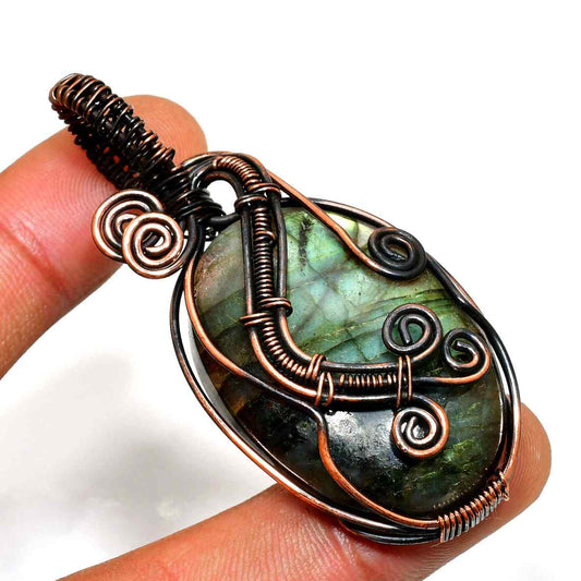 Aurora’s Gleam – Labradorite Copper Pendant