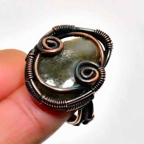 Luna’s Veil – Labradorite Copper Ring