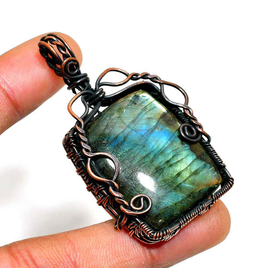 Celeste’s Glow – Labradorite Copper Pendant