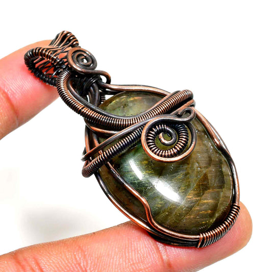 Luna’s Dream – Labradorite Copper Pendant
