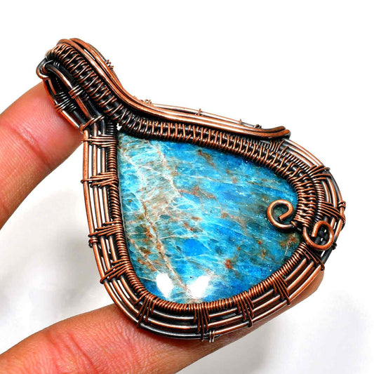 Ocean’s Embrace – Labradorite Copper Pendant