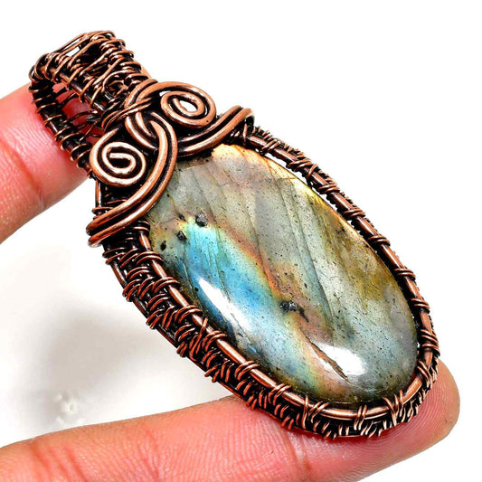 Aurora’s Gleam – Labradorite Copper Pendant