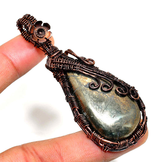 Aurora’s Embrace – Labradorite & Copper Pendant