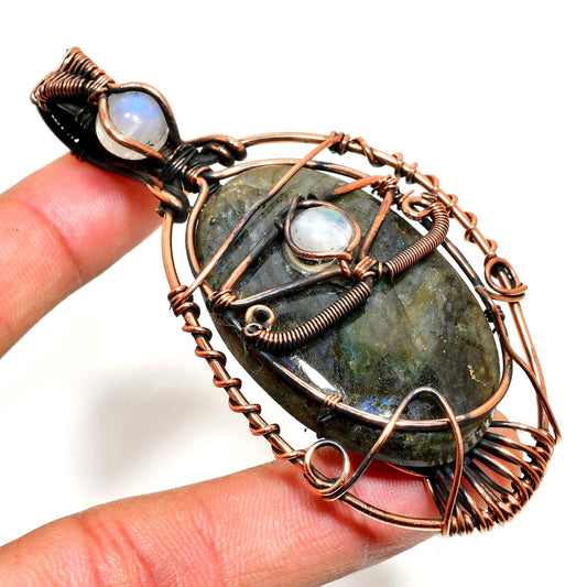 Celestial Embrace – Copper-Wrapped Labradorite Pendant