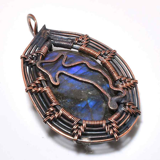 Aurora’s Gleam – Labradorite Copper Pendant