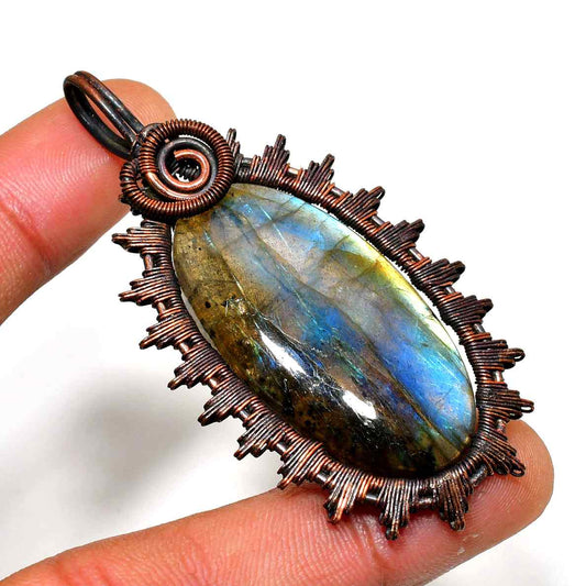 Ethereal Glow – Labradorite Copper Pendant