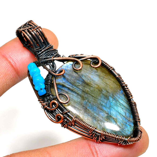 Luna’s Shard – Labradorite Copper Pendant