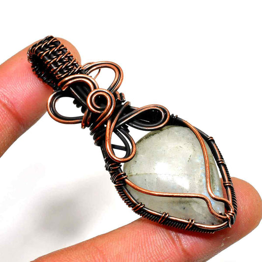 Aurora’s Embrace – Labradorite Copper Pendant