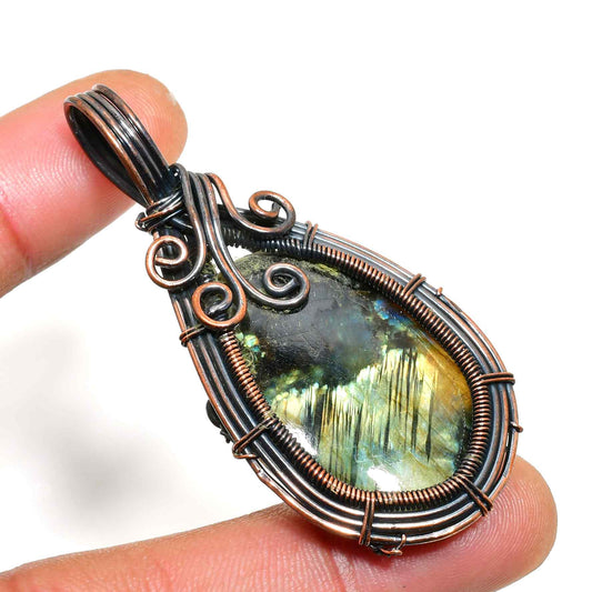 Mystic Lace – Labradorite Copper Pendant