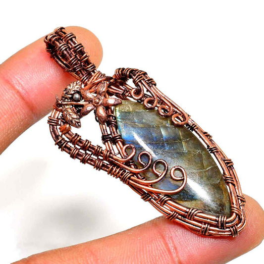 Lunar Whisper – Labradorite Copper Pendant
