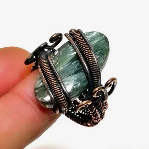 Sylvan Embrace – Green Tourmaline Copper Ring