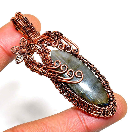 Luna’s Veil – Labradorite Copper Pendant