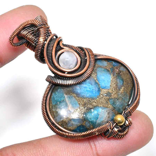 Aurora’s Allure – Labradorite Copper Pendant
