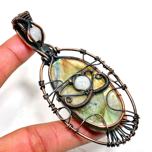 Aurora’s Embrace – Labradorite Copper Wirework Pendant