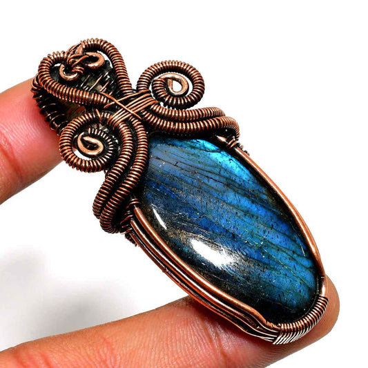 Ember’s Essence – Labradorite & Copper Wire Pendant