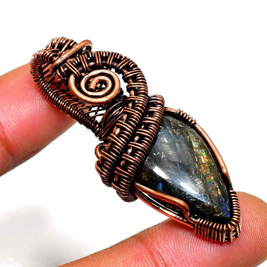 Luna’s Glow – Labradorite Copper Pendant