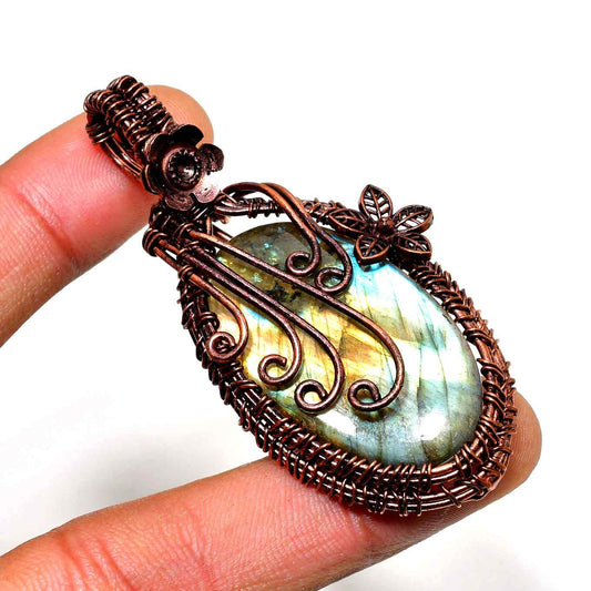 Aurora’s Embrace – Labradorite Copper Pendant