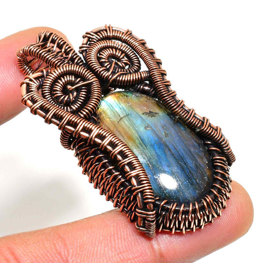 Lumina’s Embrace – Labradorite Copper Pendant