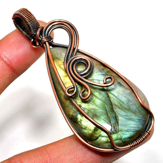 Aurora’s Gleam – Labradorite Copper Pendant