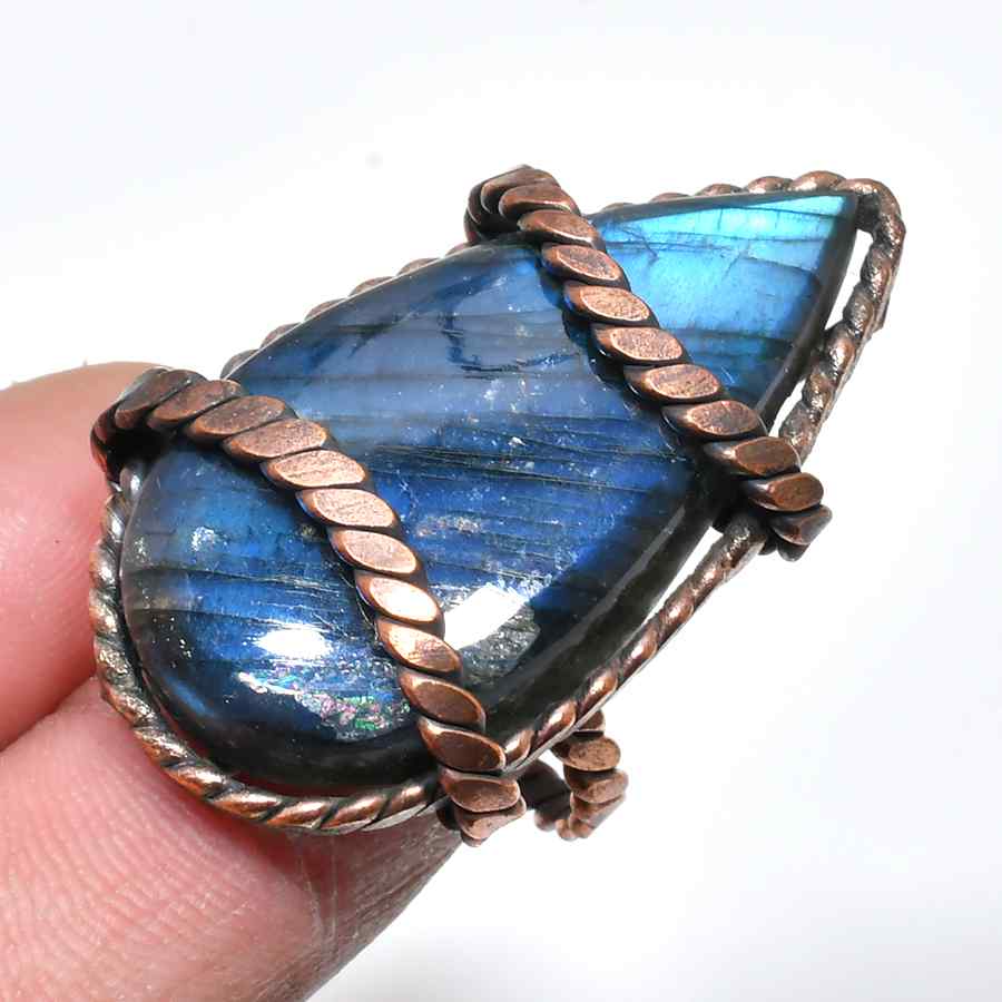 Selene’s Shard – Labradorite & Copper Pendant
