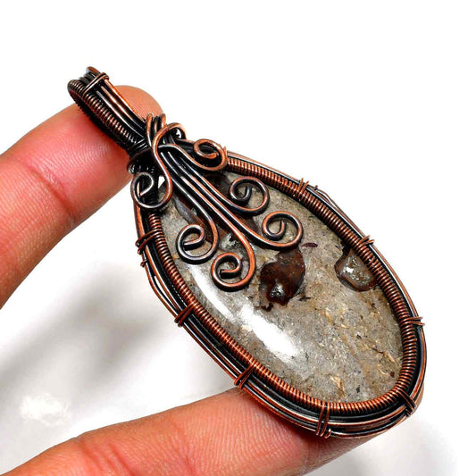 Aurum’s Embrace – Copper-Wrapped Gemstone Pendant