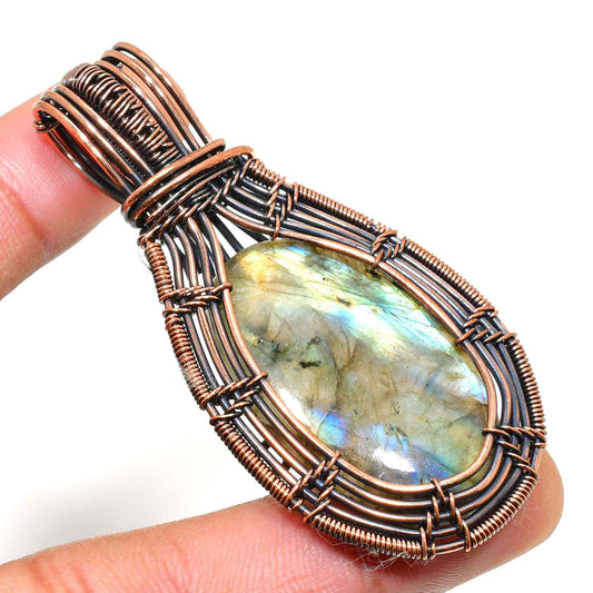 Aurora’s Insight – Labradorite Copper Pendant
