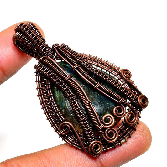 Luna’s Veil – Labradorite Copper Pendant