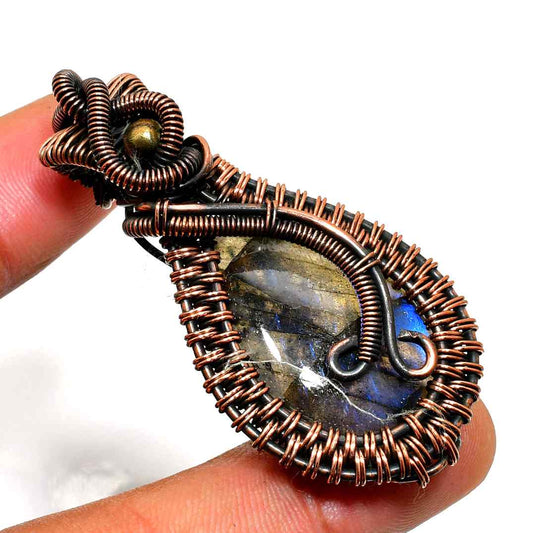 Aurora’s Whisper – Labradorite Copper Pendant