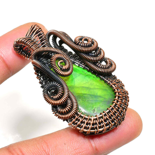 Luna’s Veil – Labradorite Copper Pendant