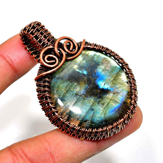 Celestial Harmony – Copper-Wrapped Labradorite Pendant
