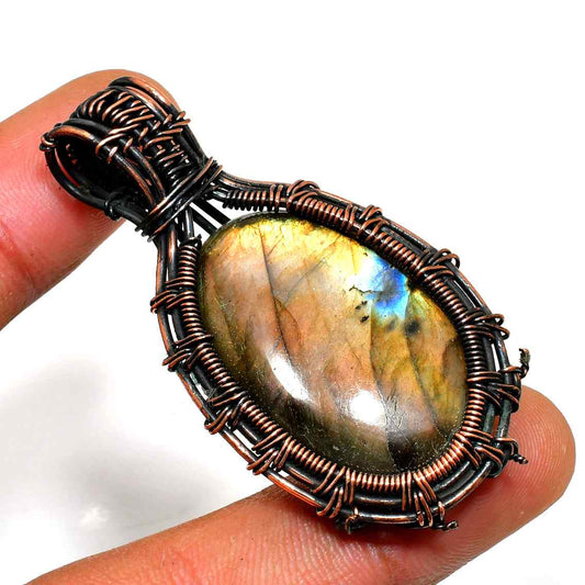 Selene’s Veil – Labradorite Copper Pendant